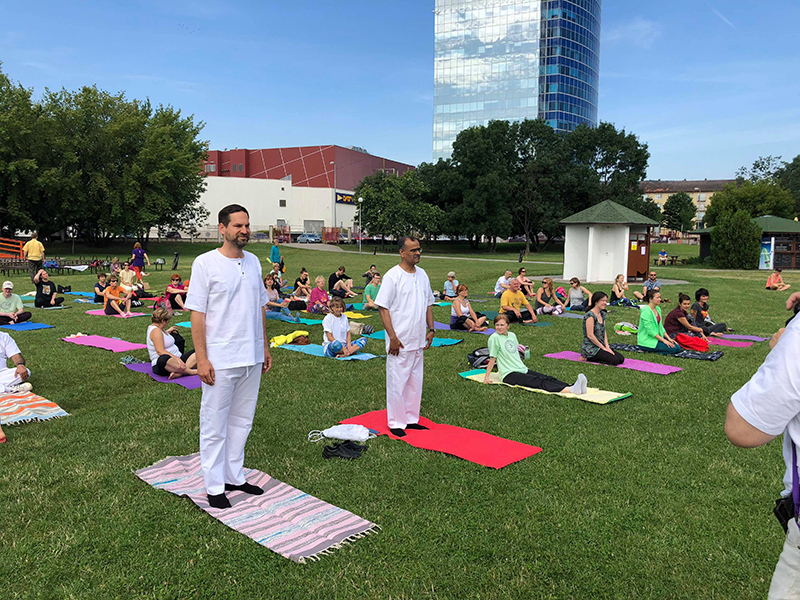 yoga day slovakia3